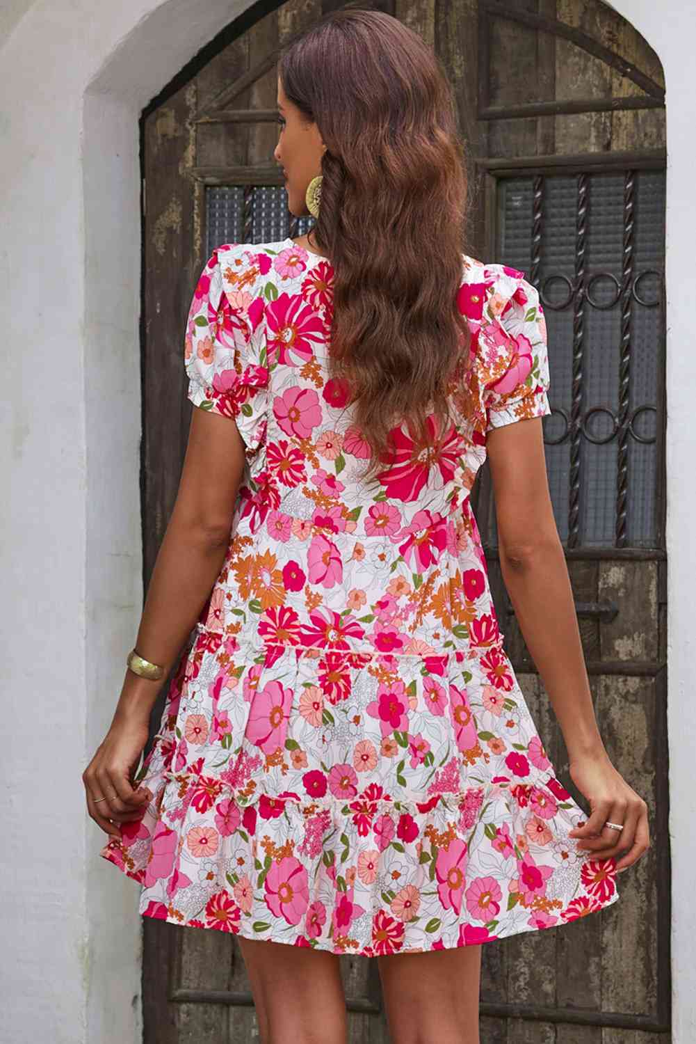 Vestido floral de manga corta con cuello en V