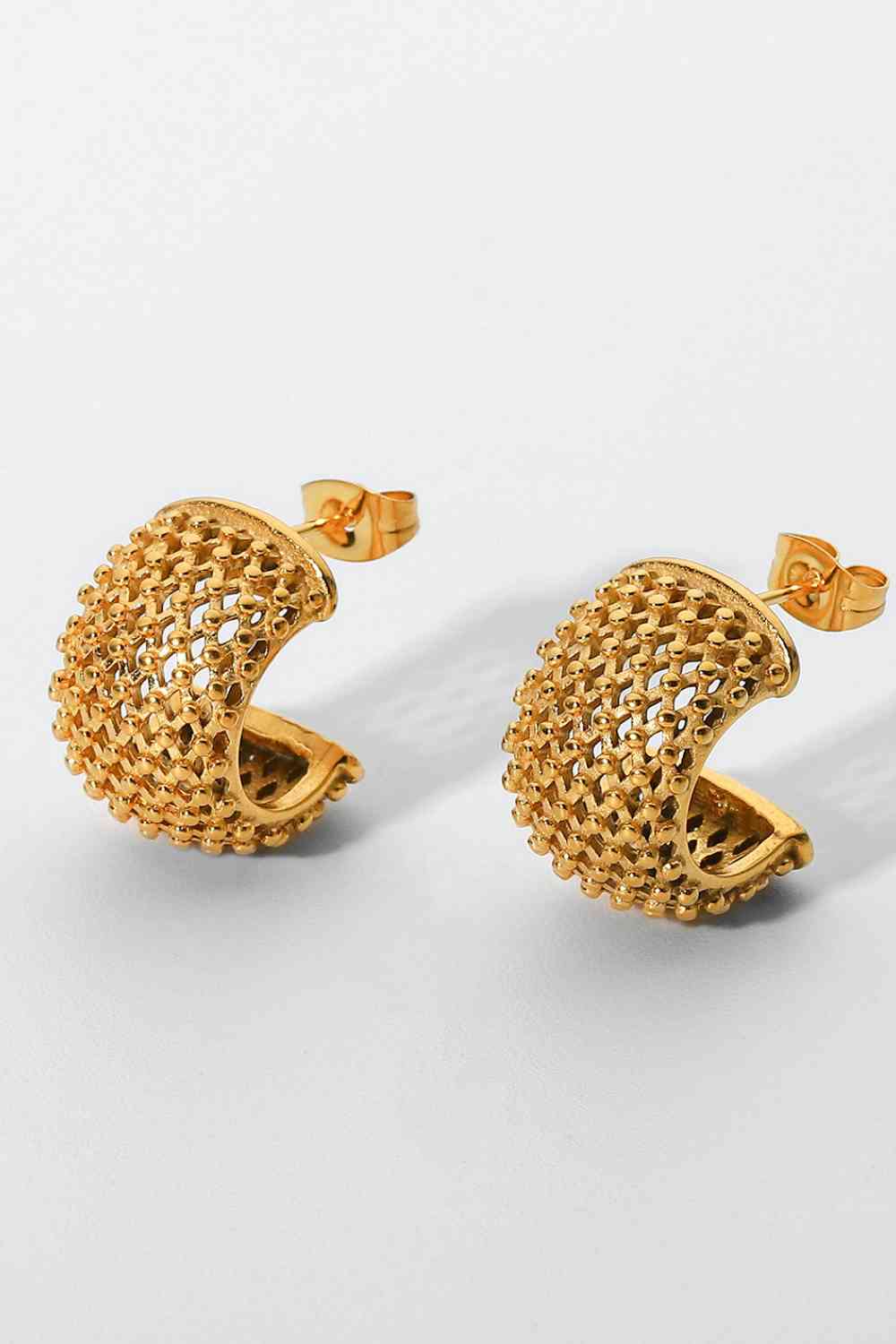 Boucles d'oreilles demi-créoles en maille