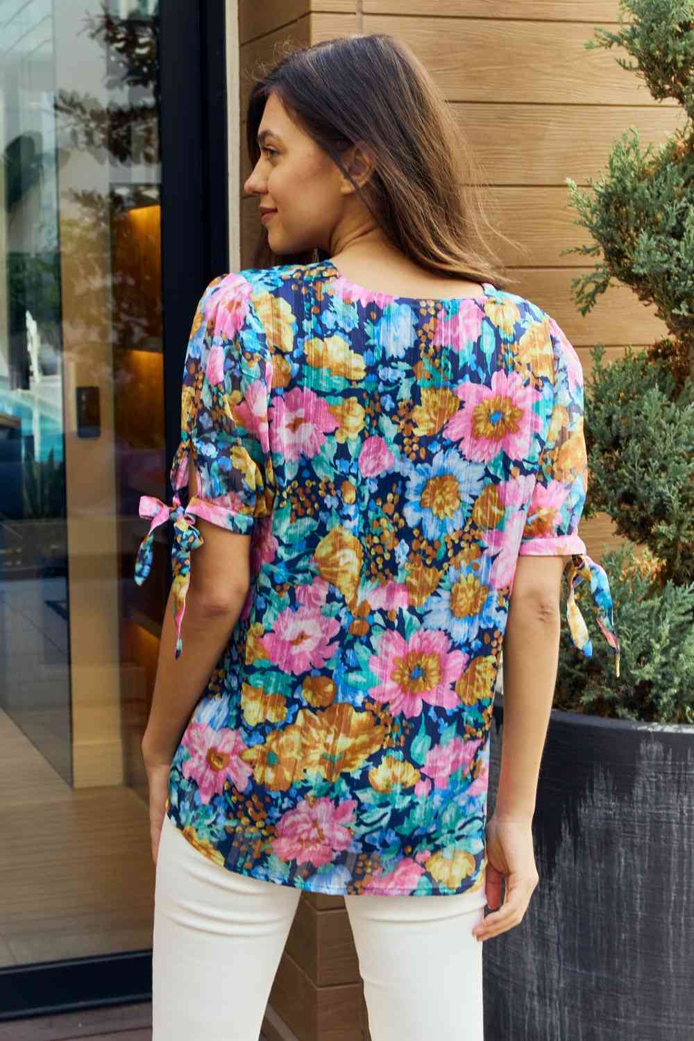 Petal Dew - Blouse fleurie pleine taille à col en V et détail noué