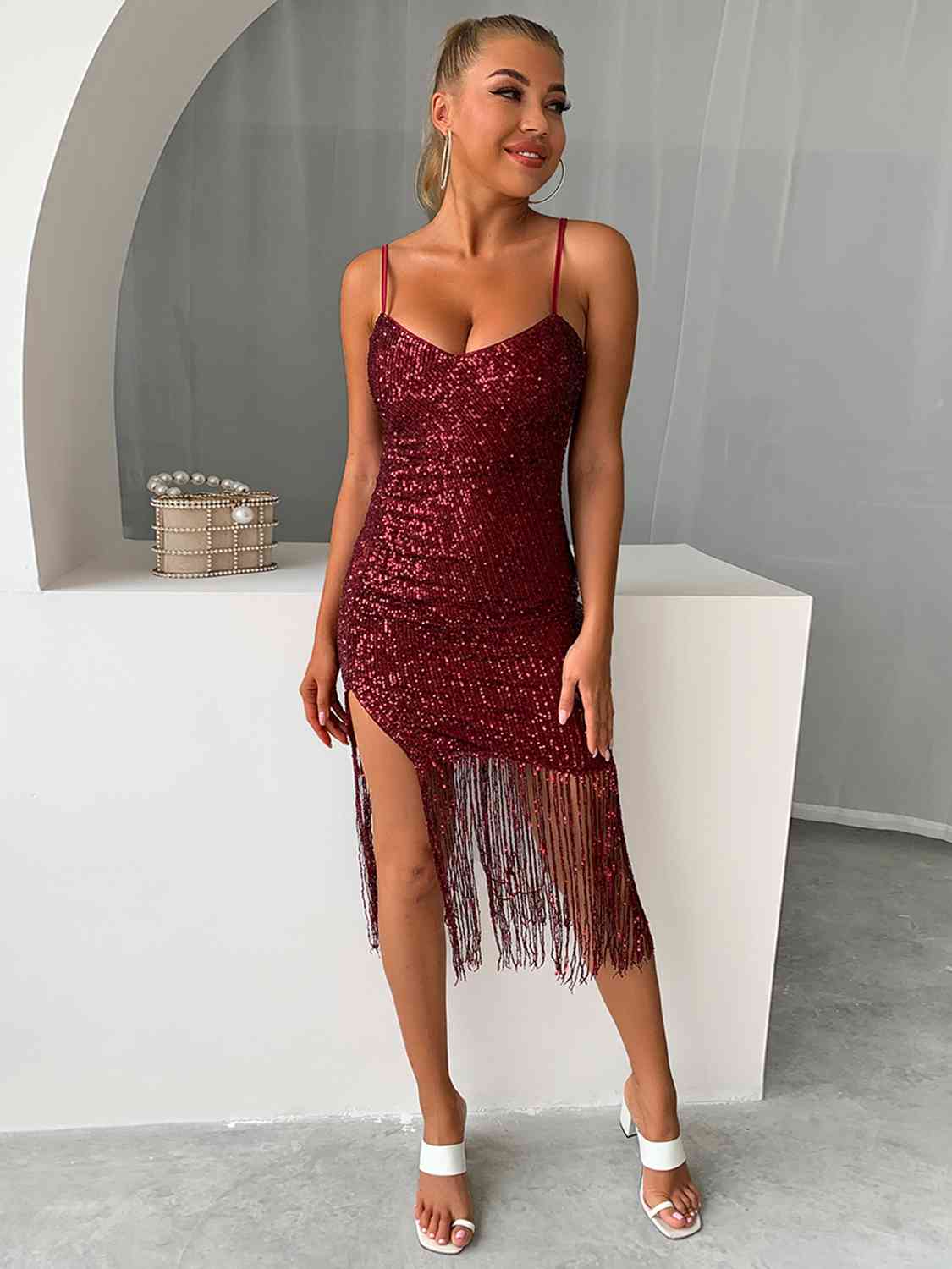 Robe à bretelles spaghetti et franges à sequins