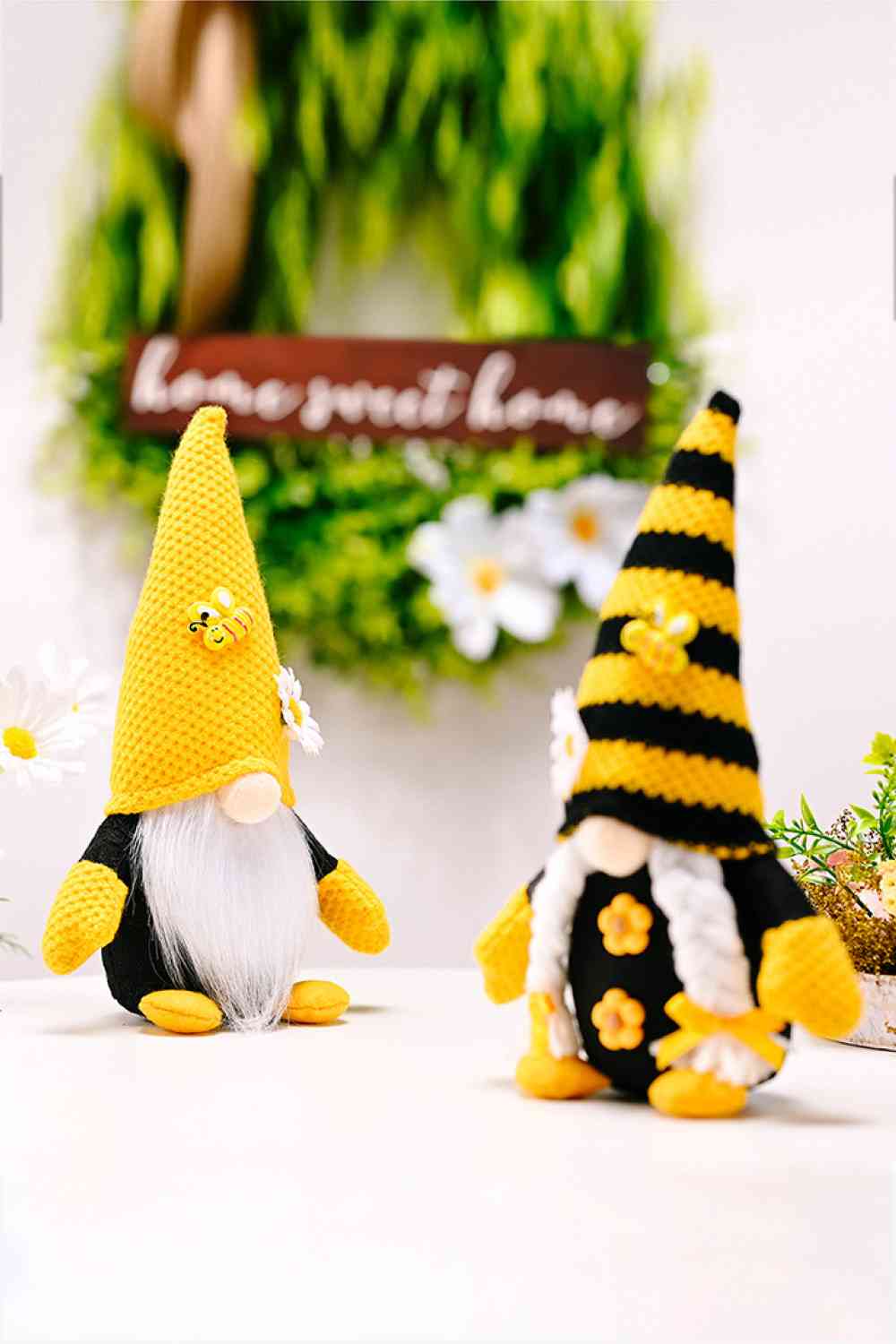 Gnome sans visage à décor d'abeille et de fleurs