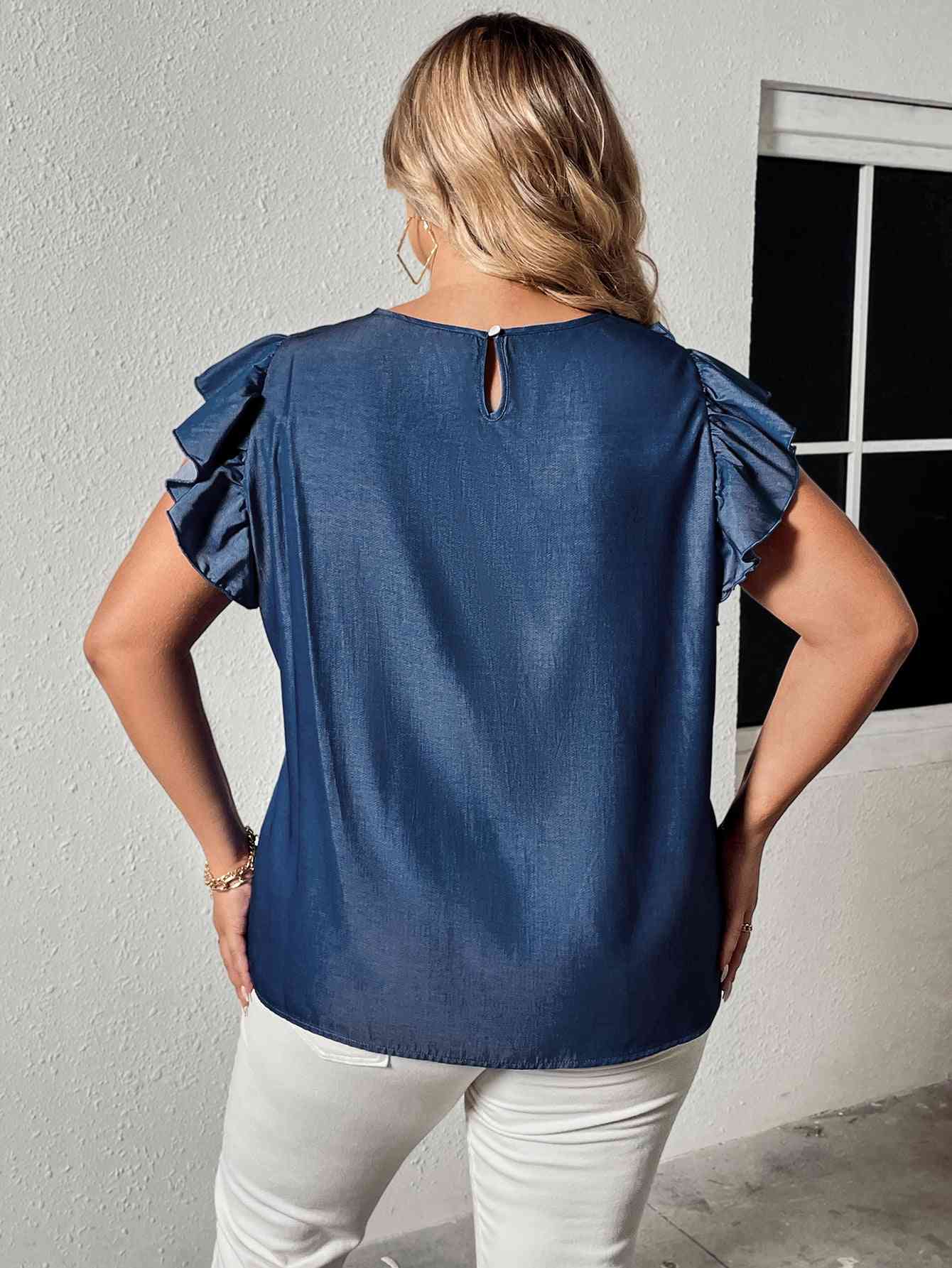 Blusa con ribete de volante y manga con volante y cuello redondo de talla grande