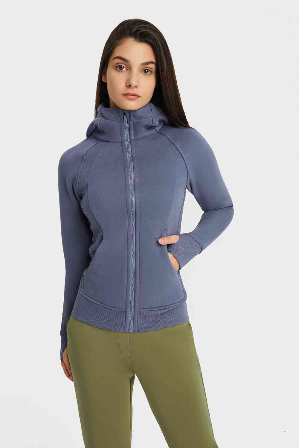 Chaqueta deportiva con capucha y detalle de costura con cremallera