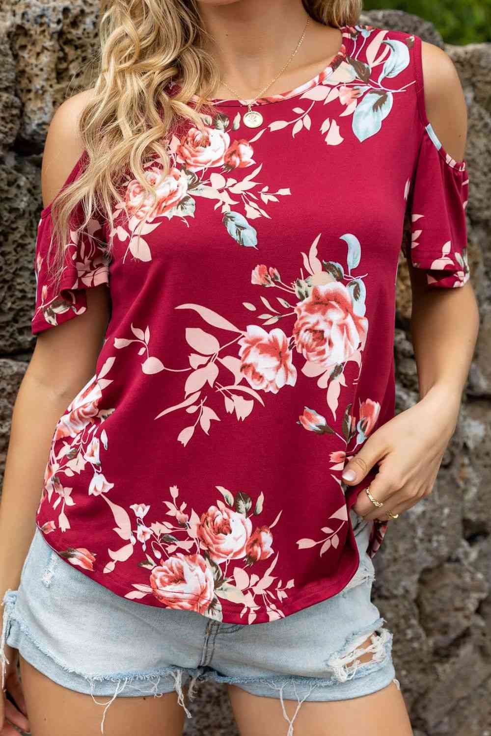 Top floral con cuello redondo y hombros descubiertos