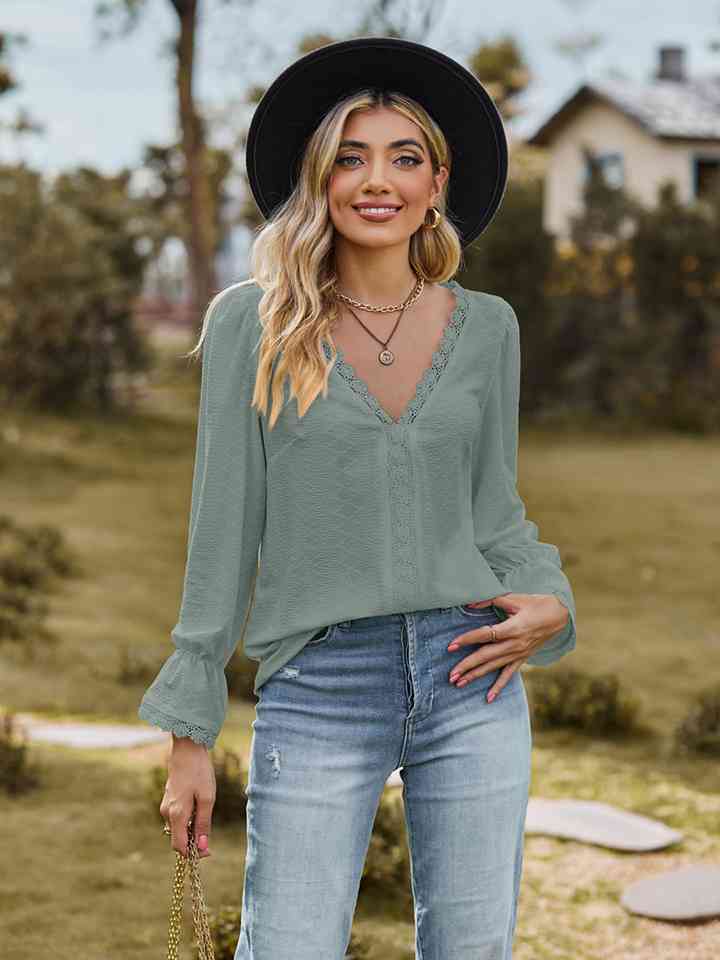 Blusa con cuello en V y mangas con volantes