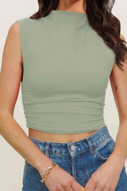 Camiseta sin mangas corta con cuello simulado y fruncido