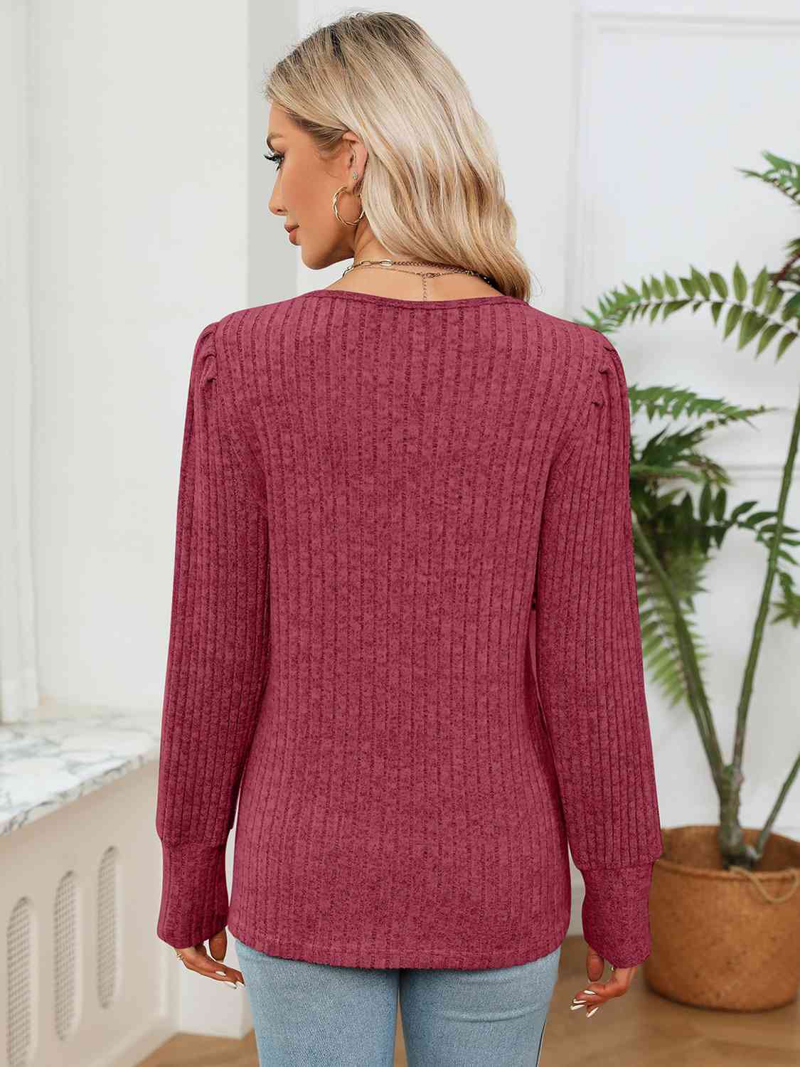 Blusa de canalé con cuello en V y detalle de encaje