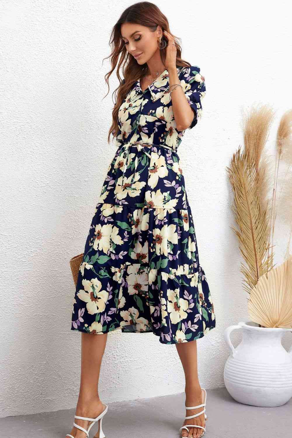 Vestido midi escalonado con cuello y cuello floral