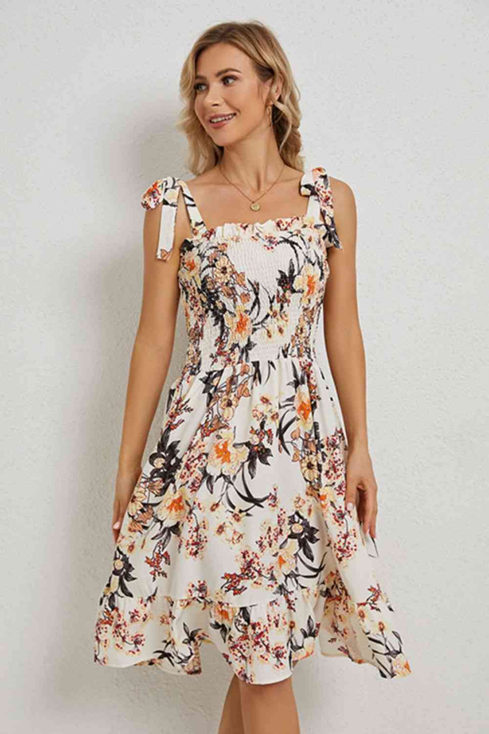 Vestido floral con hombros anudados y dobladillo con volantes