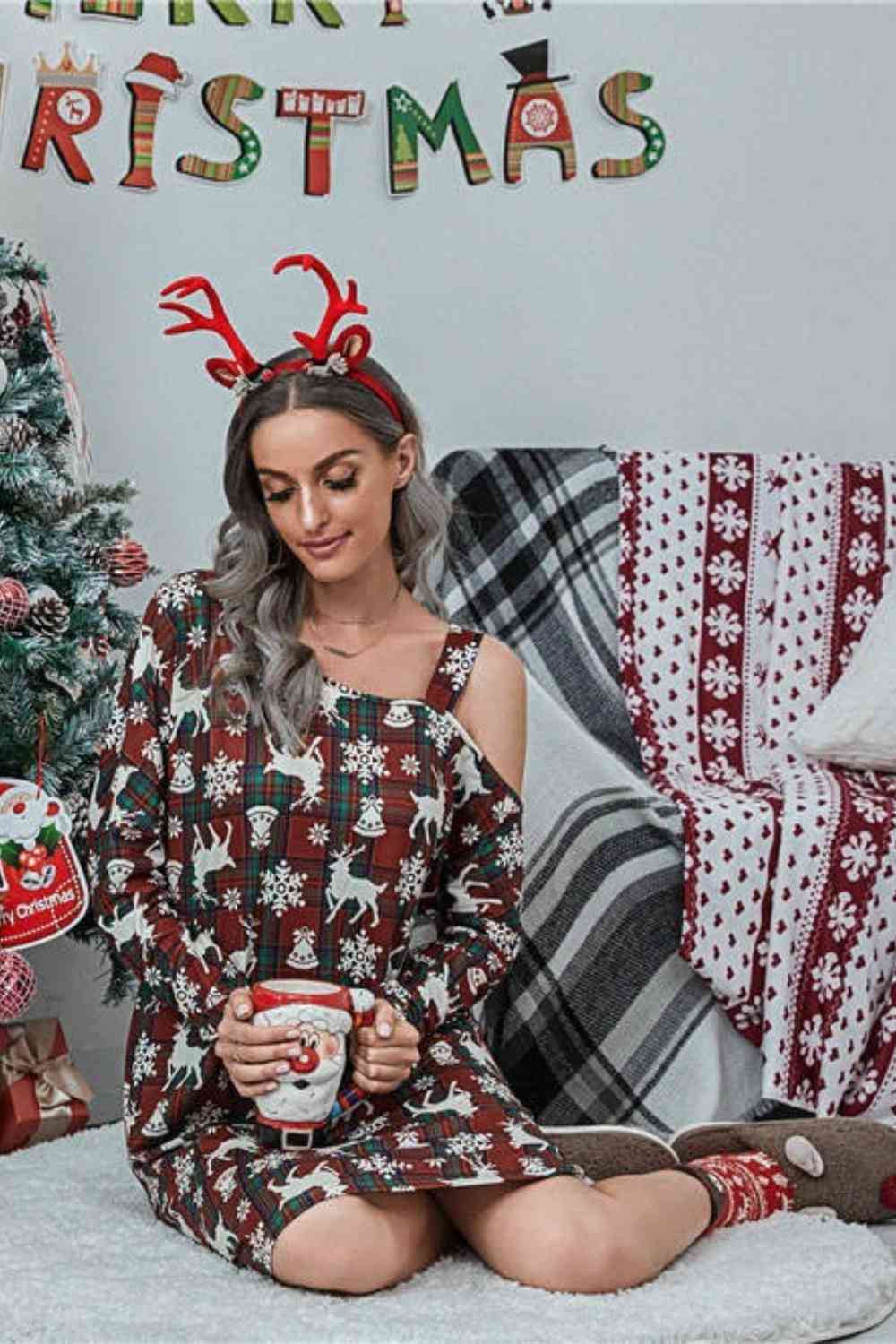 Vestido navideño de manga larga con cuello asimétrico