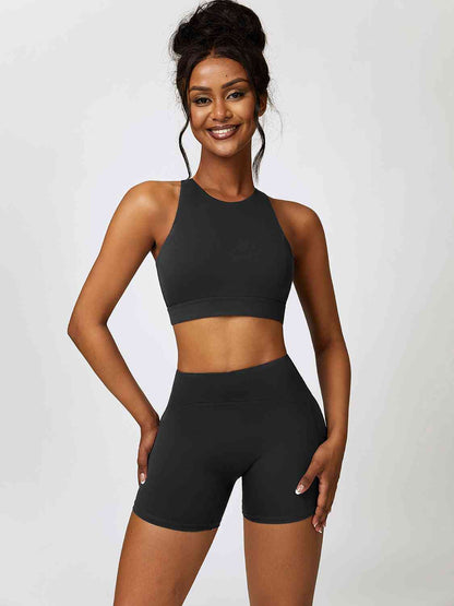 Ensemble débardeur de sport court et short à découpes