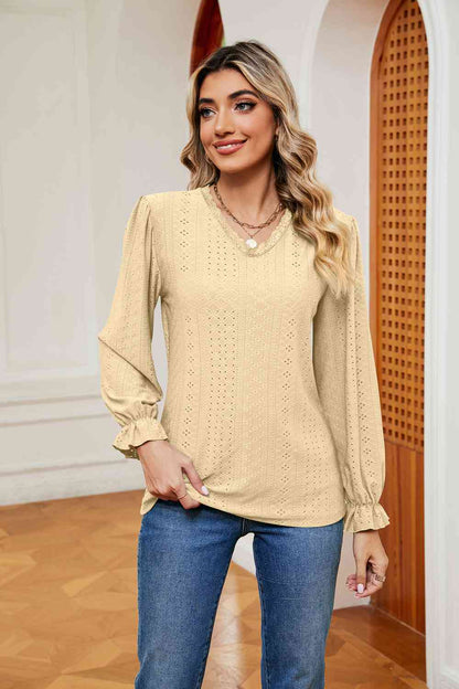 Blusa con cuello en V y mangas con volantes