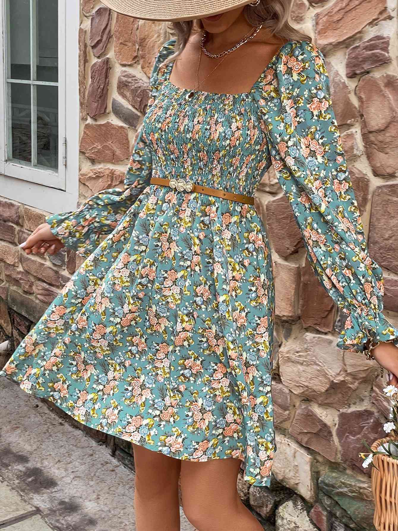 Vestido con cuello cuadrado y mangas con volantes y estampado floral