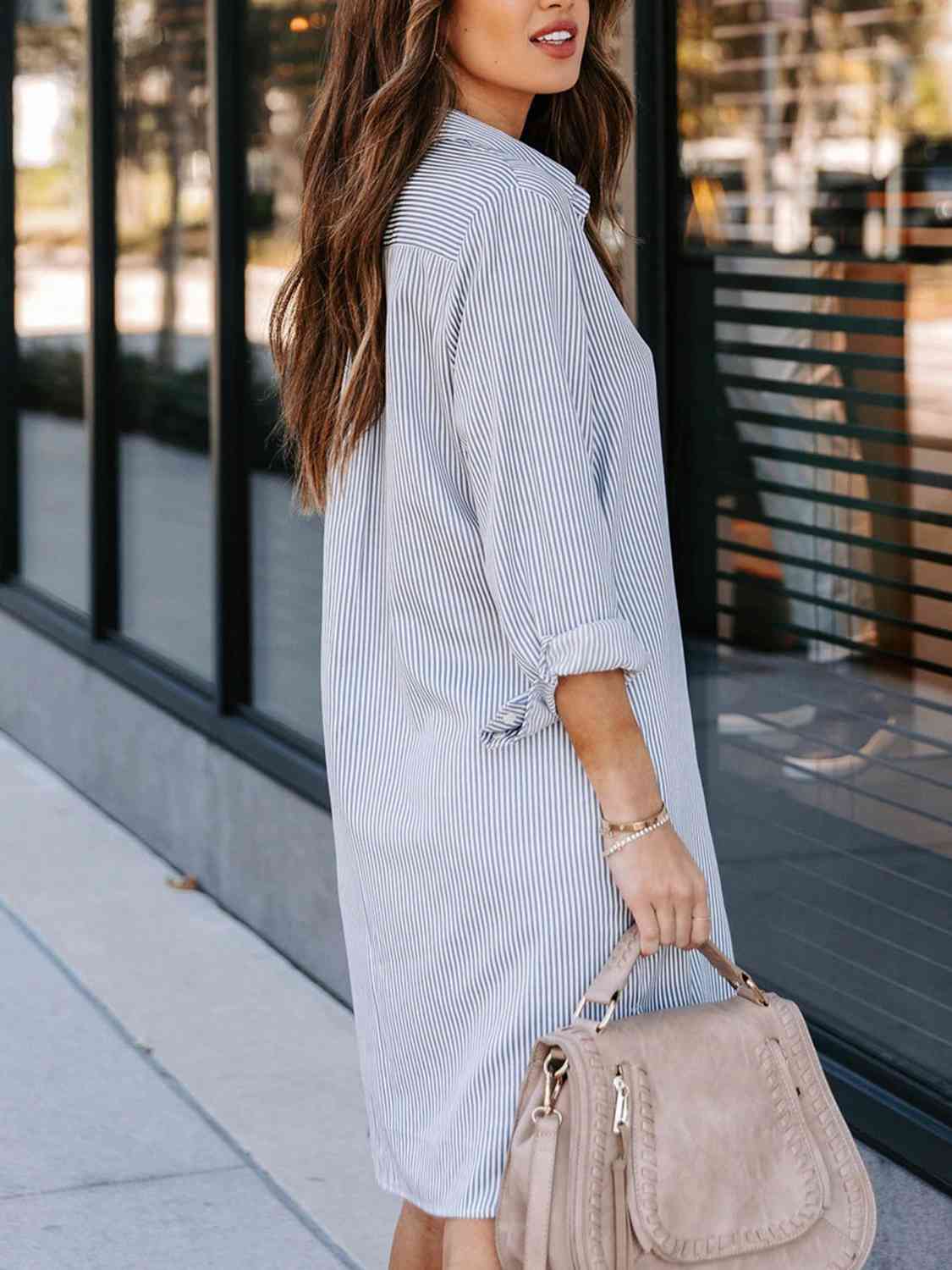 Vestido camisero de manga larga con cuello abotonado y rayas