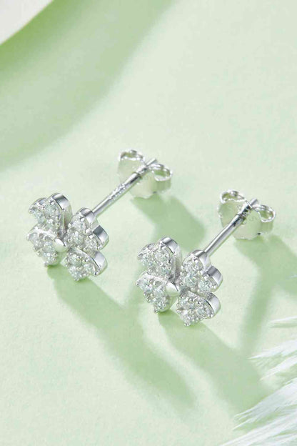 Boucles d'oreilles à tige en forme de trèfle à quatre feuilles en moissanite adorées