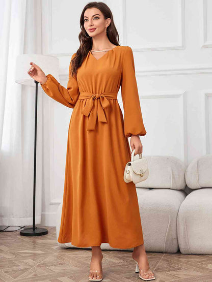 Robe longue à manches bouffantes et taille nouée