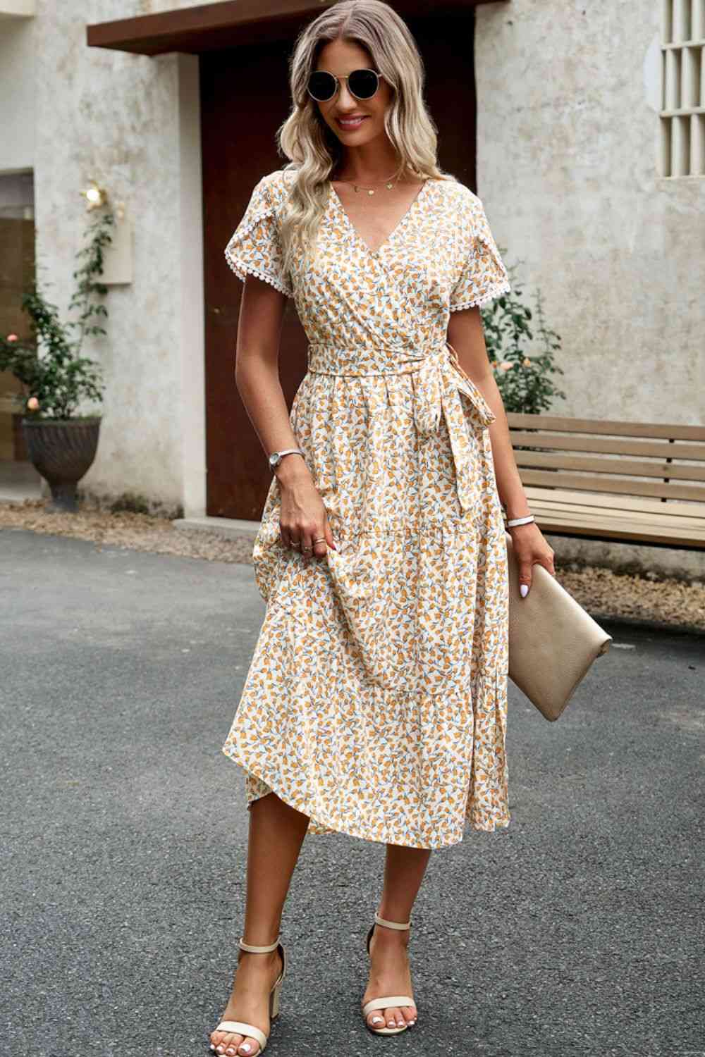 Vestido con abertura en la cintura y lazo en el cuello con sobrepelliz floral