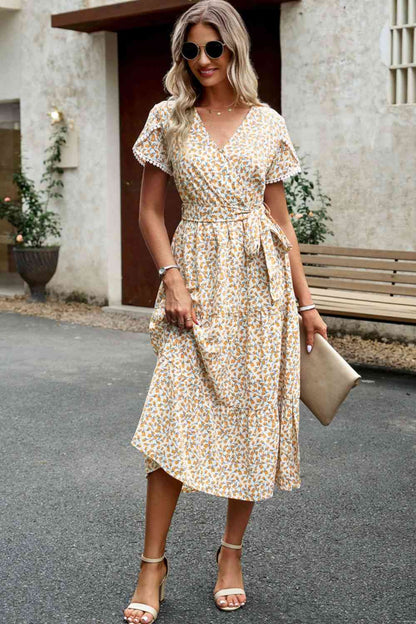 Vestido con abertura en la cintura y lazo en el cuello con sobrepelliz floral