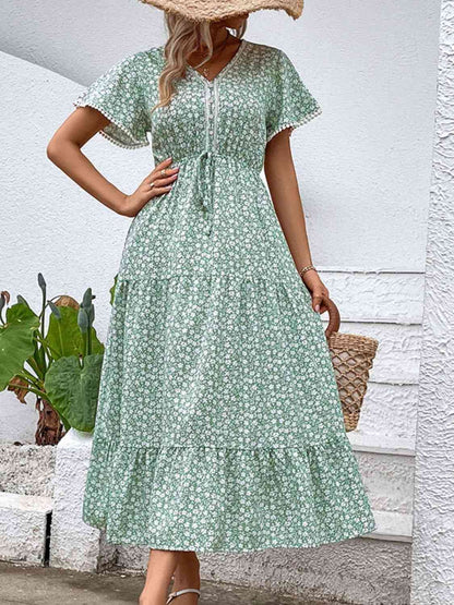 Vestido escalonado con cuello en V y estampado floral de florecitas