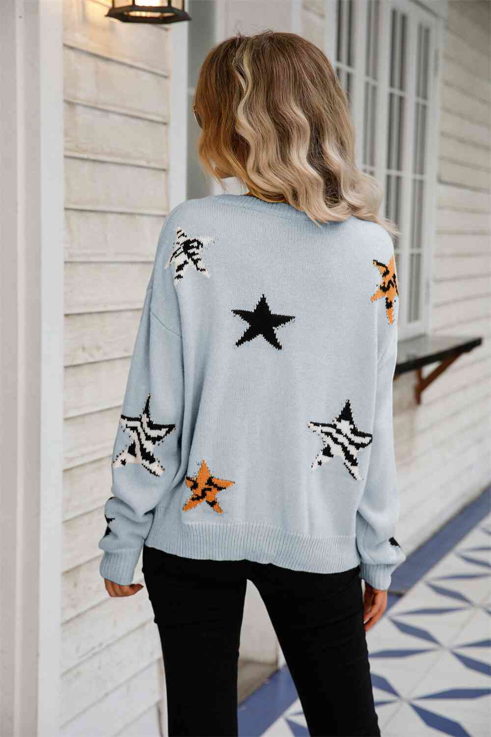 Suéter con hombros caídos y cuello redondo con estampado de estrellas