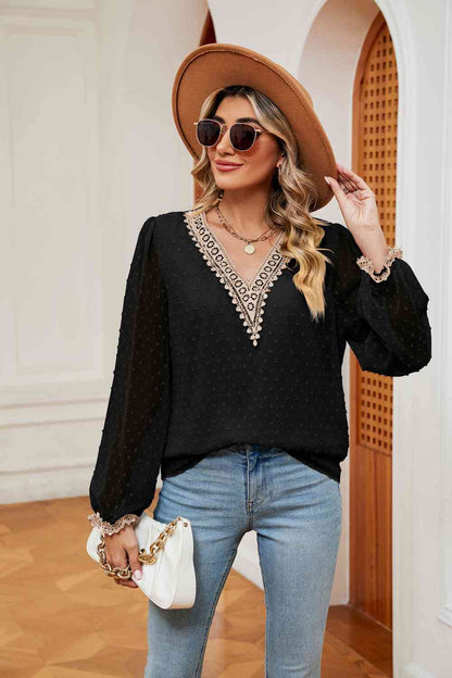 Blusa con cuello en V en contraste de lunares suizos