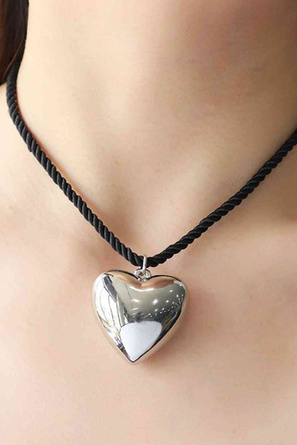 Collar de cuerda con colgante de corazón