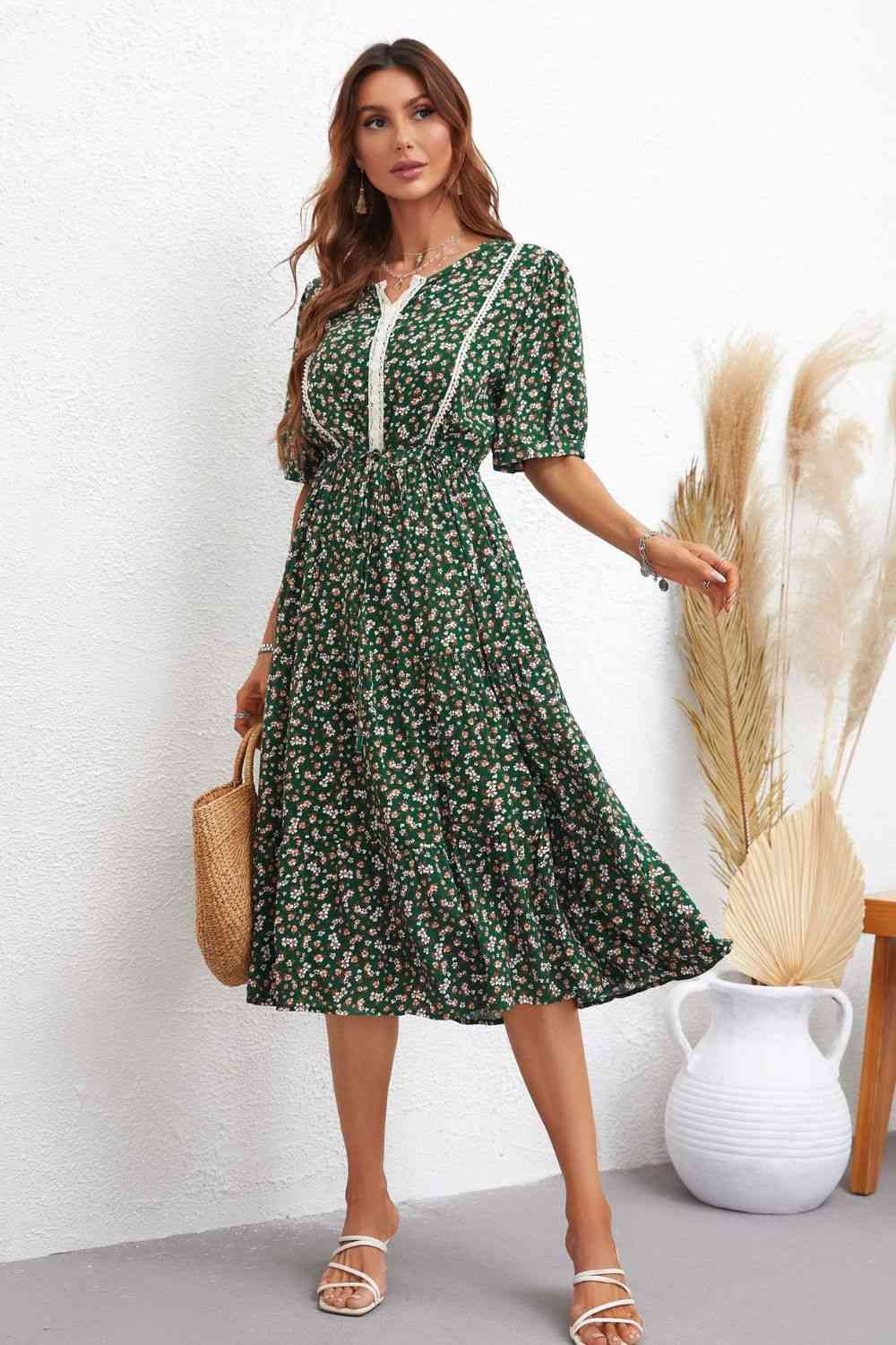 Vestido midi con ribete de encaje y cuello con muesca floral