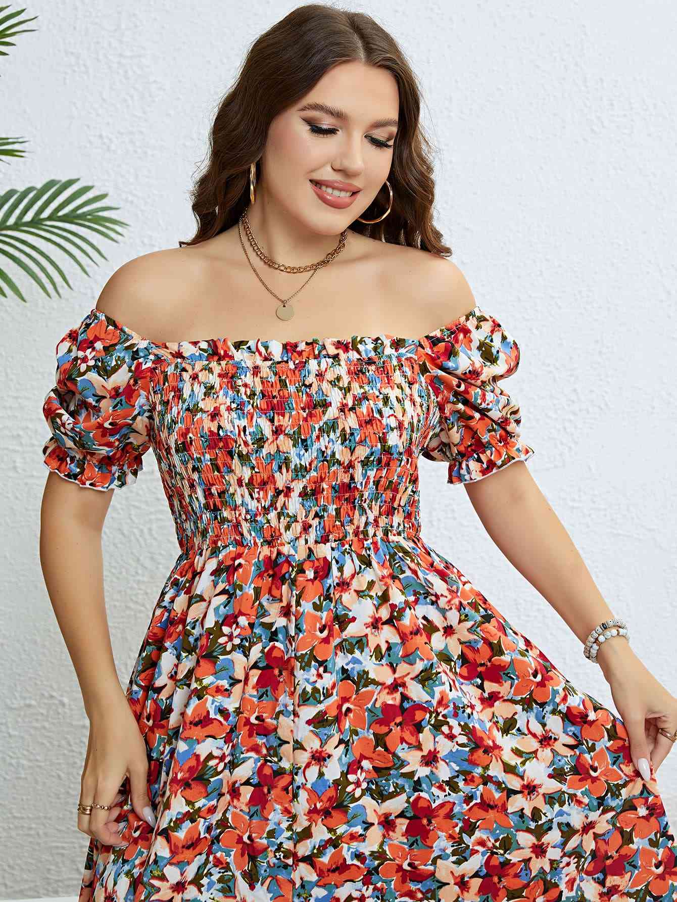 Vestido con cuello cuadrado y fruncido floral de talla grande