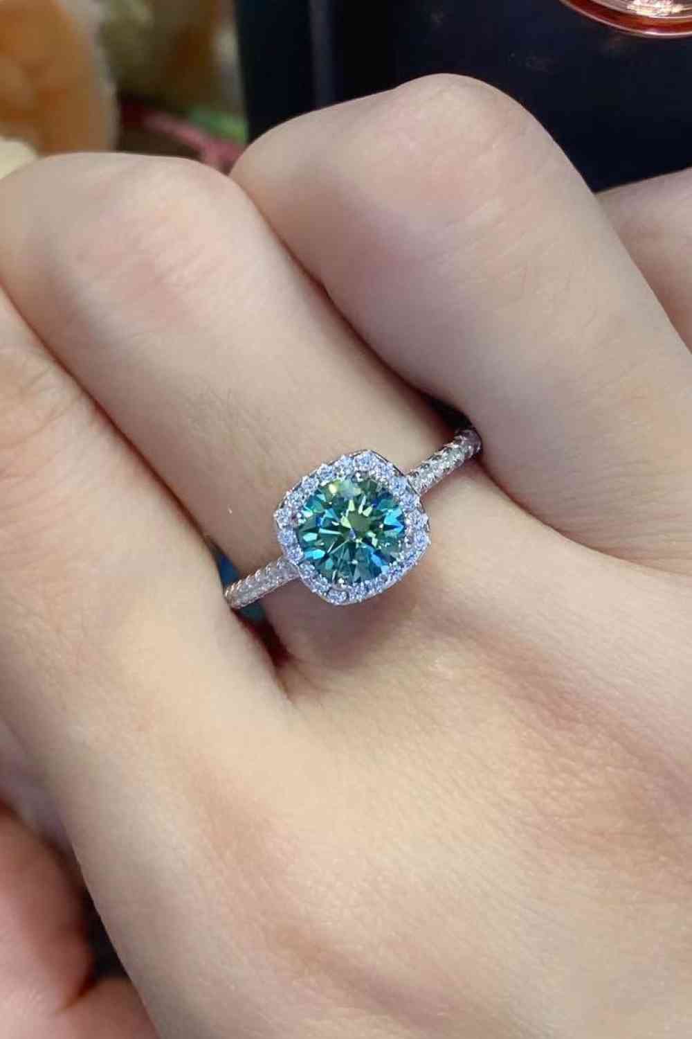 Bague cluster plaquée platine et moissanite adorée de 3 carats