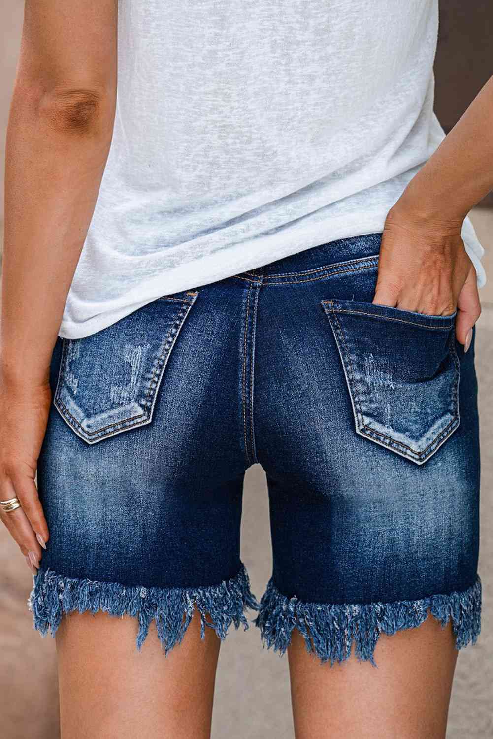 Short en jean effet vieilli à ourlet effiloché