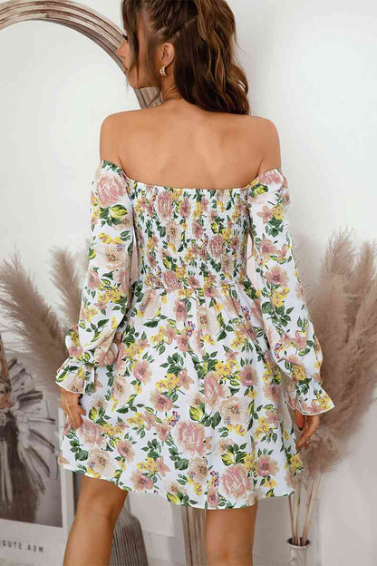 Robe florale smockée à col carré et manches volantées