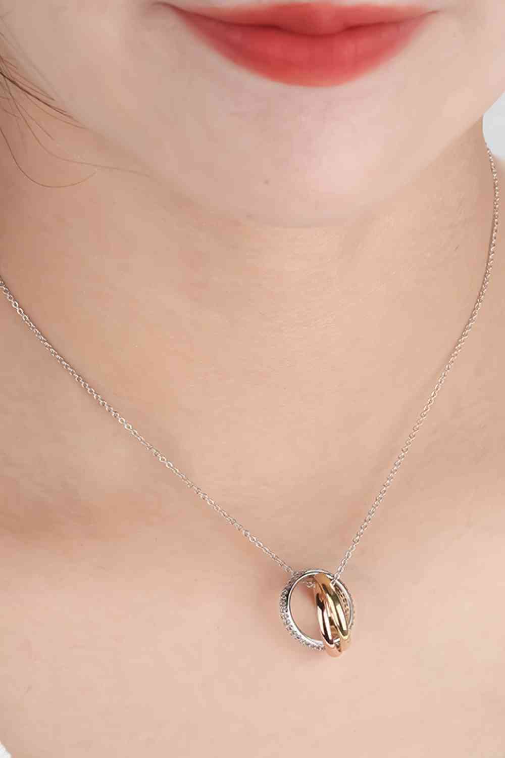 Collier avec pendentif en forme d'anneau en zircone cubique