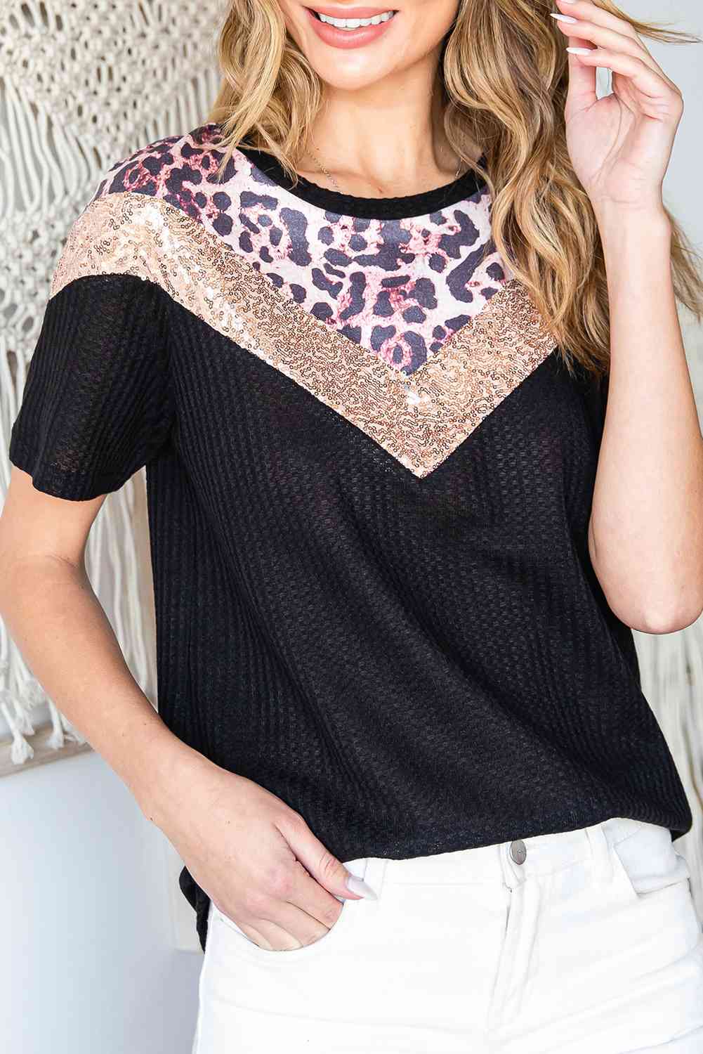 Top con cuello redondo y estampado de leopardo