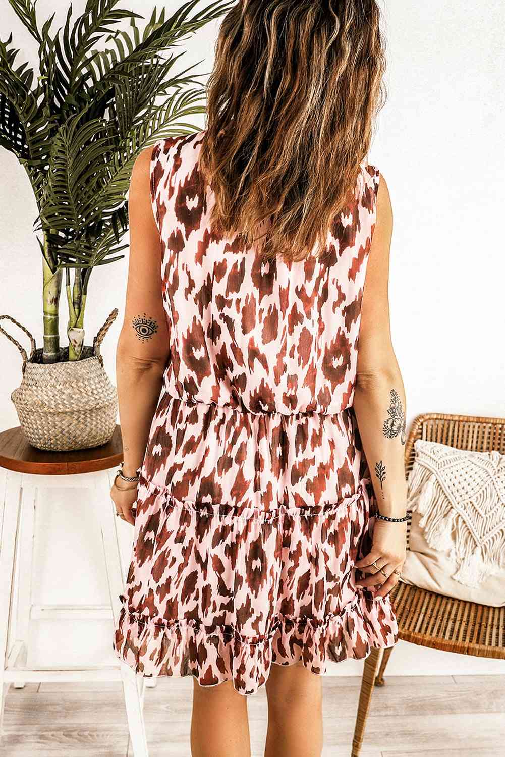 Vestido con ribete de volante y cuello anudado con estampado de leopardo