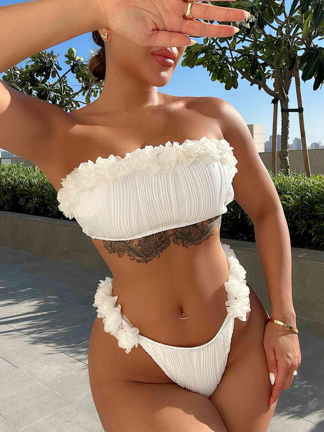 Ensemble de bikini deux pièces avec appliques et lien dans le dos