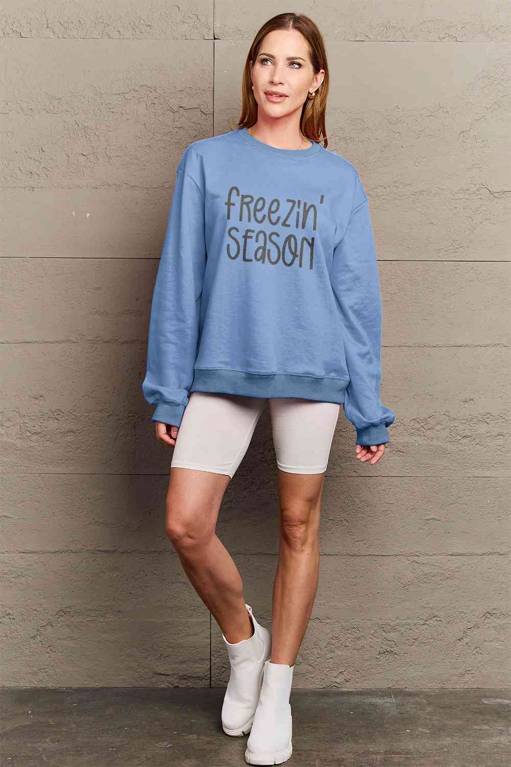 Sudadera con gráfico FREEZIN' SEASON de tamaño completo de Simply Love