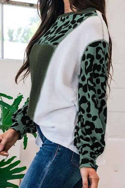 Blusa con costuras expuestas y bloques de color de leopardo