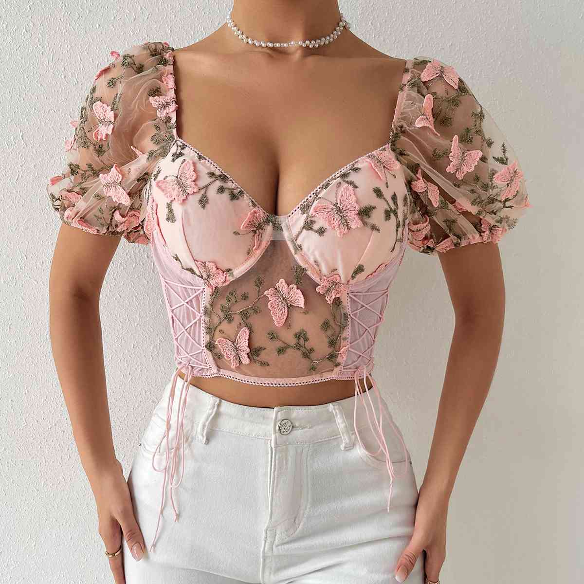 Blusa con ribete de encaje y manga corta con cuello de corazón bordado