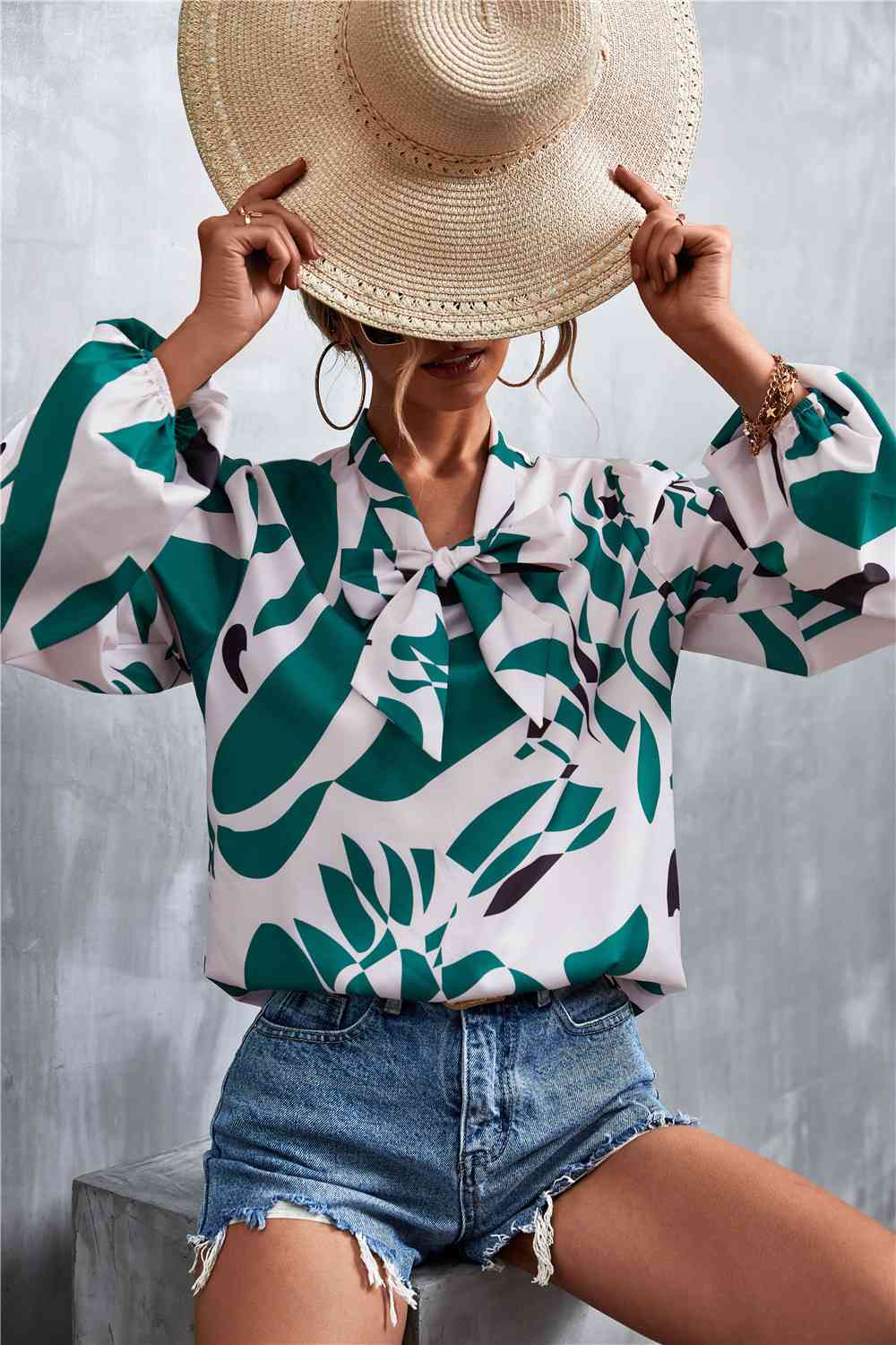 Blusa estampada con mangas abullonadas y cuello anudado