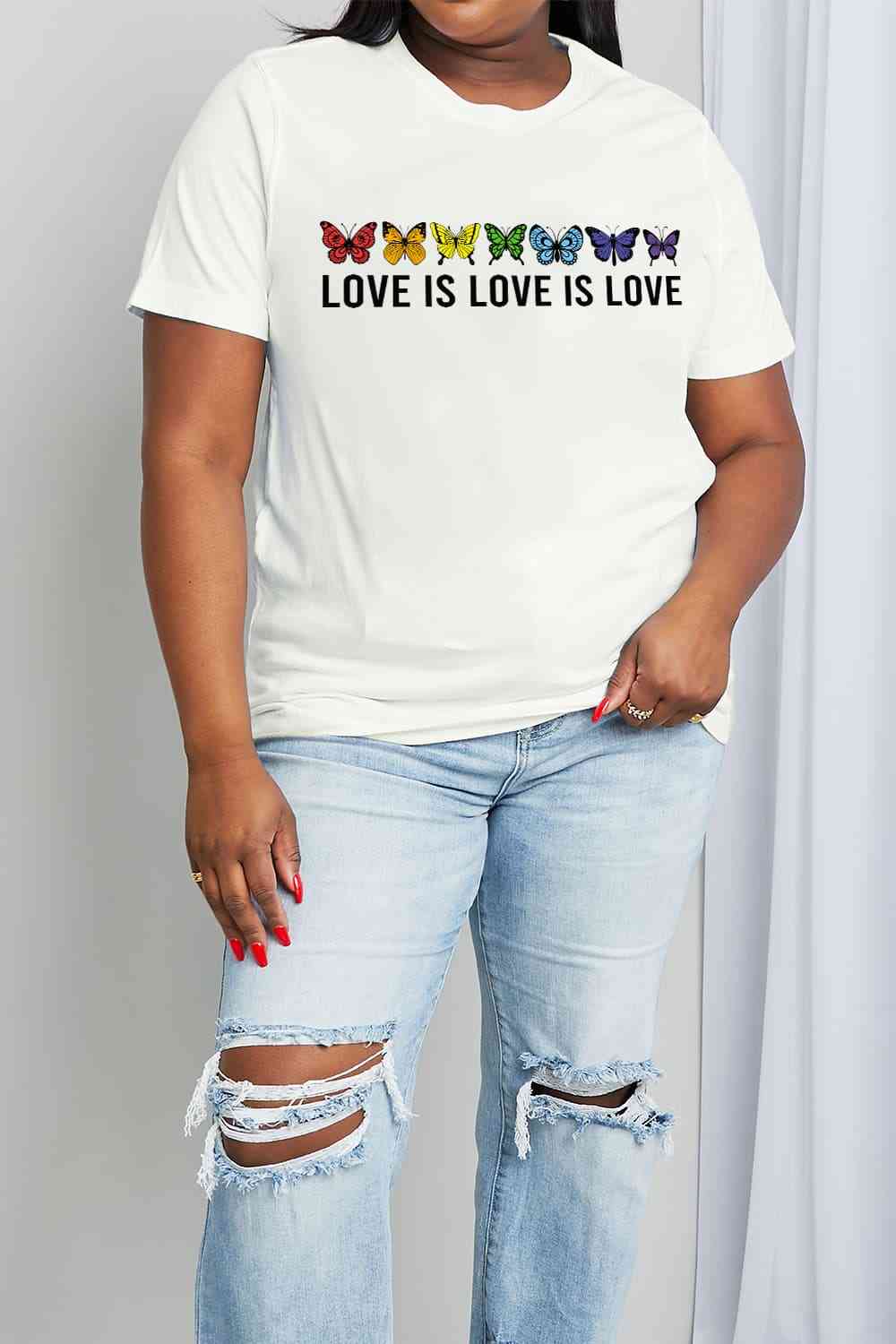 Camiseta de algodón con gráfico de tamaño completo LOVE IS LOVE IS LOVE de Simply Love