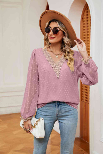 Blusa con cuello en V en contraste de lunares suizos