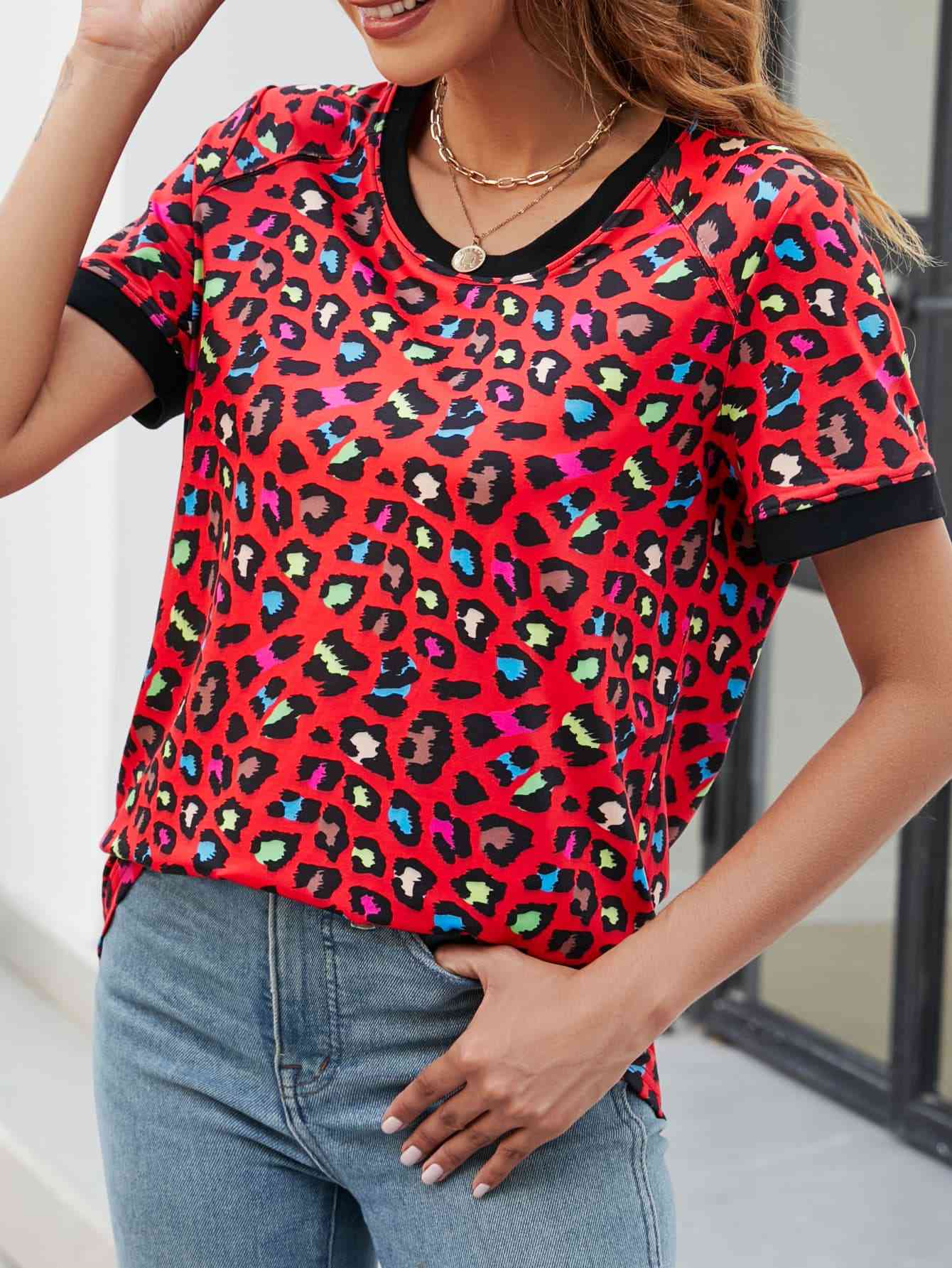 Camiseta de manga corta con cuello redondo de leopardo