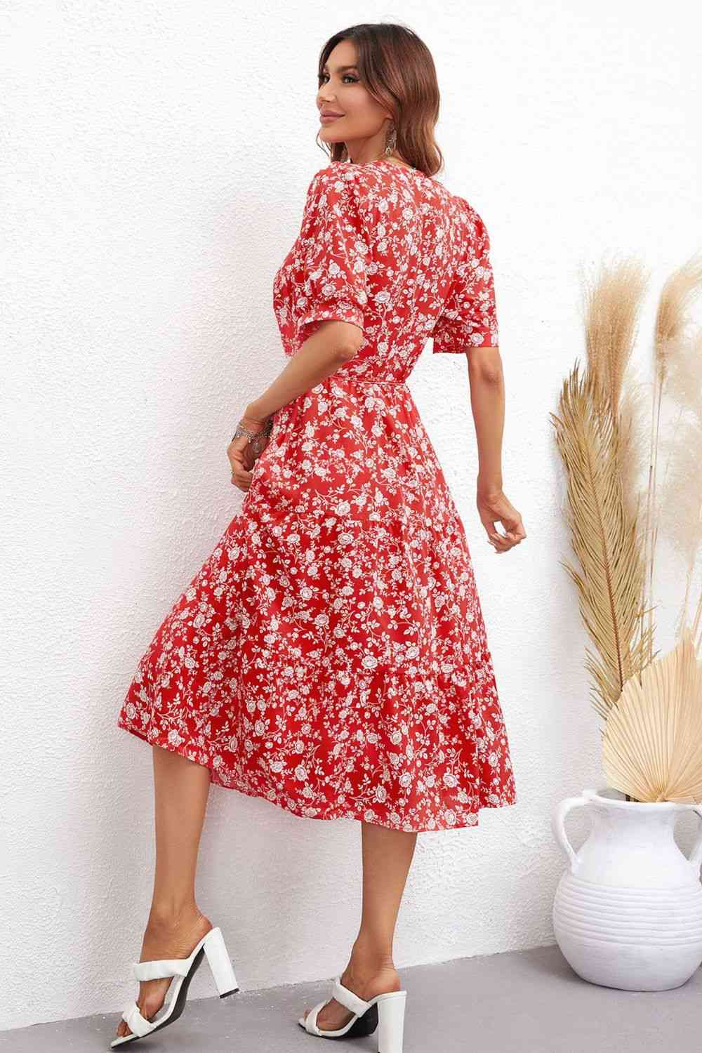 Robe mi-longue florale à manches bouffantes et taille nouée