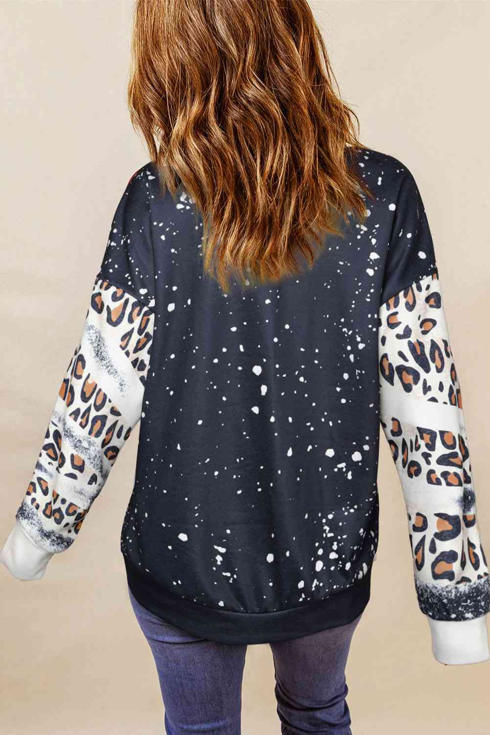 Sudadera con estampado de leopardo y árbol de Navidad