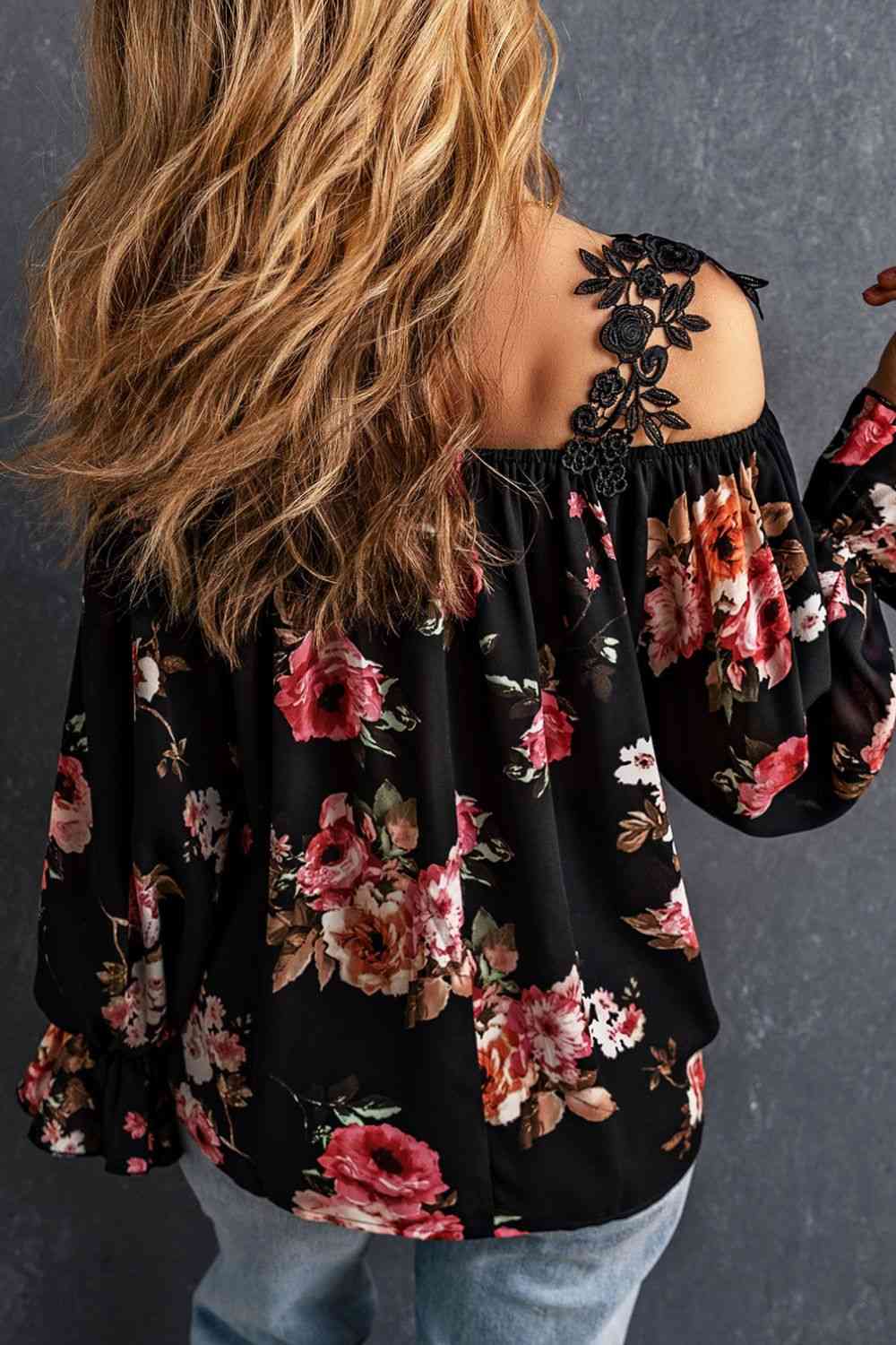 Blusa de encaje floral con hombros descubiertos y mangas con volantes