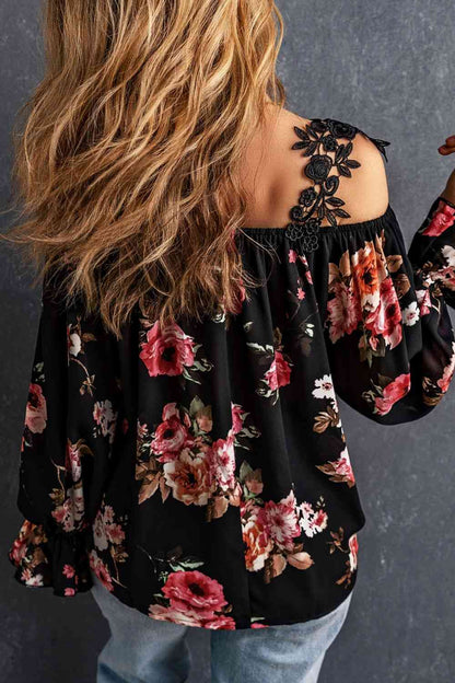 Blusa de encaje floral con hombros descubiertos y mangas con volantes