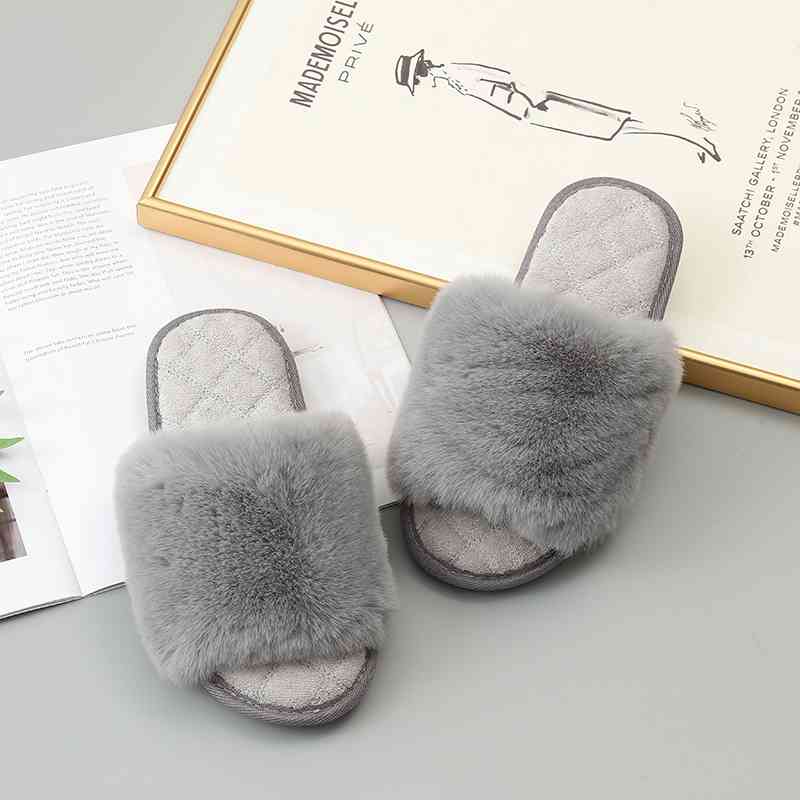 Pantuflas con punta abierta de piel sintética