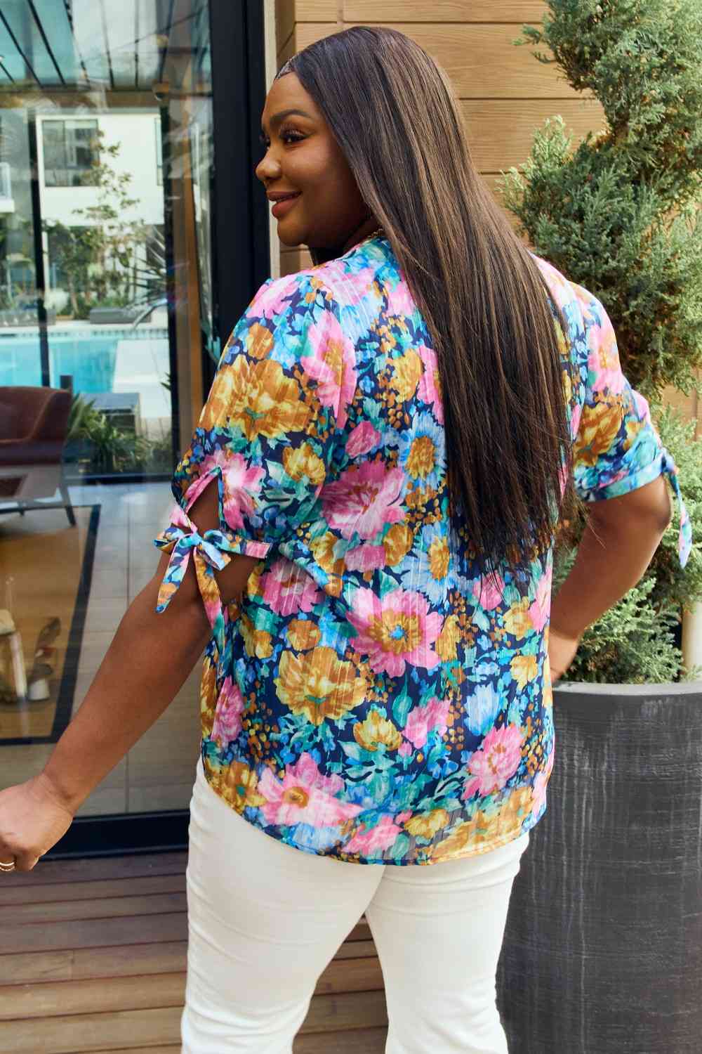 Petal Dew Blusa floral de tamaño completo con cuello en V y detalle de lazo