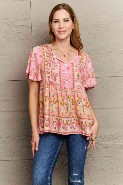 Blusa bohemia con mangas abullonadas y cuello anudado