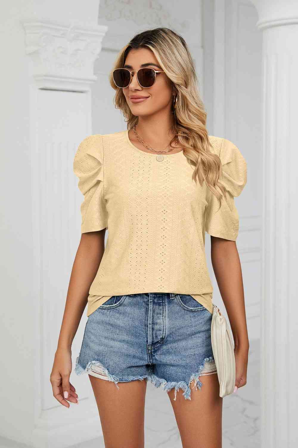 Blusa con cuello redondo y manga abullonada con ojales